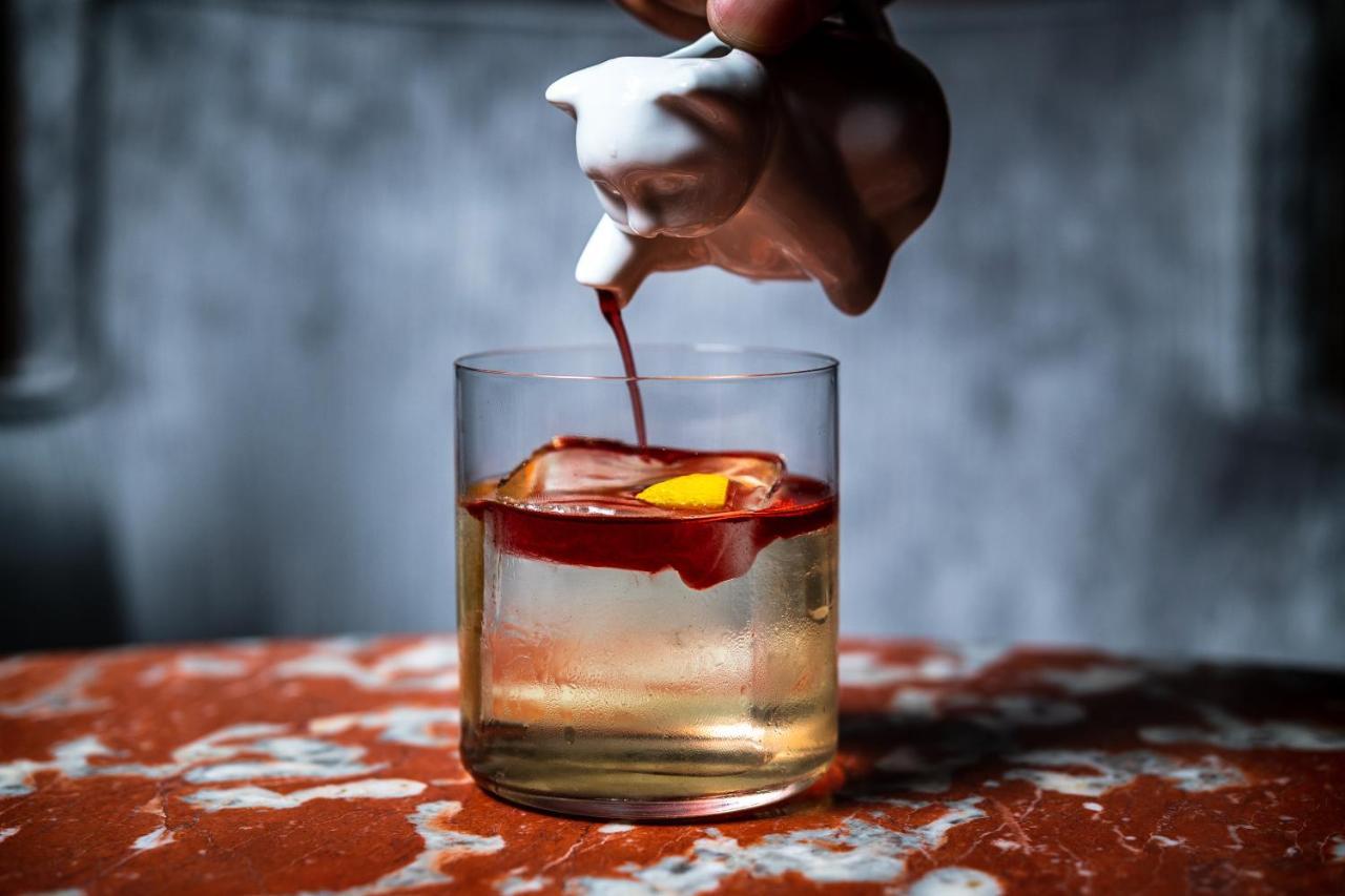 Riggs Washington Dc Hotel Exterior foto A classic Old Fashioned cocktail being garnished with a cherry
