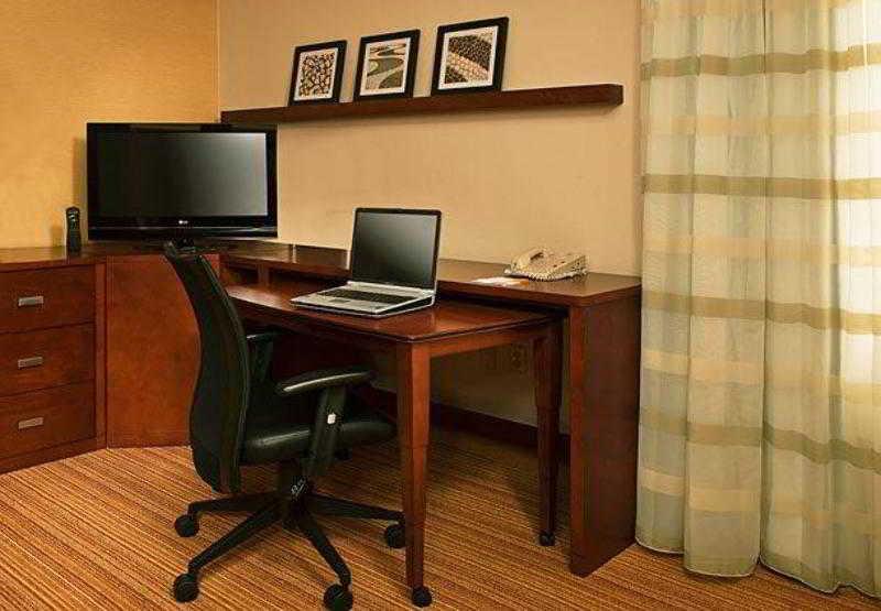 Riggs Washington Dc Hotel Exterior foto A typical work desk in a Residence Inn